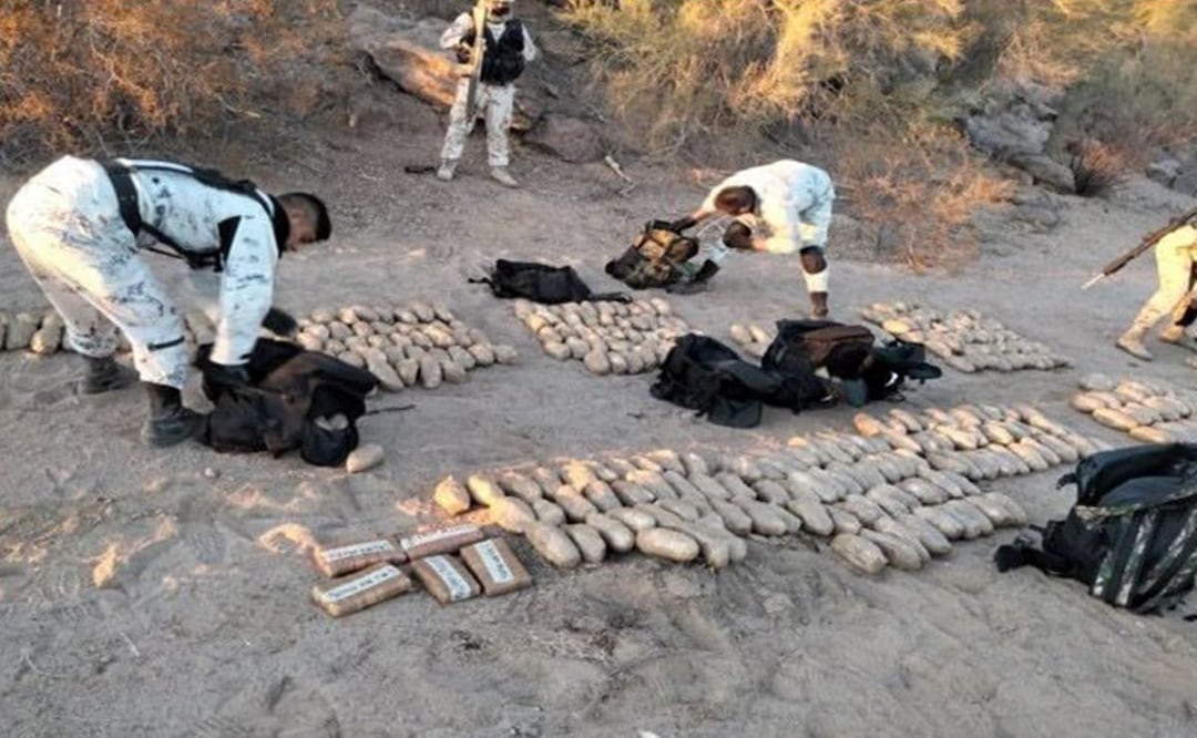 Elementos del Ejército Mexicano localizan 11 mochilas escondidas entre la maleza, que contenían en su interior metanfetamina y fentanilo. Foto: CUARTOSCURO