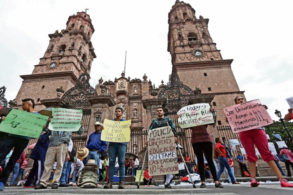 En Morelia miles de profesores de la Sección 18 de la CNTE marcharon rumbo al centro histórico de la capital en apoyo a sus compañeros de Oaxaca. La protesta se sumó a los siete bloqueos carreteros (ARMANDO SOLÍS. EL UNIVERSAL)