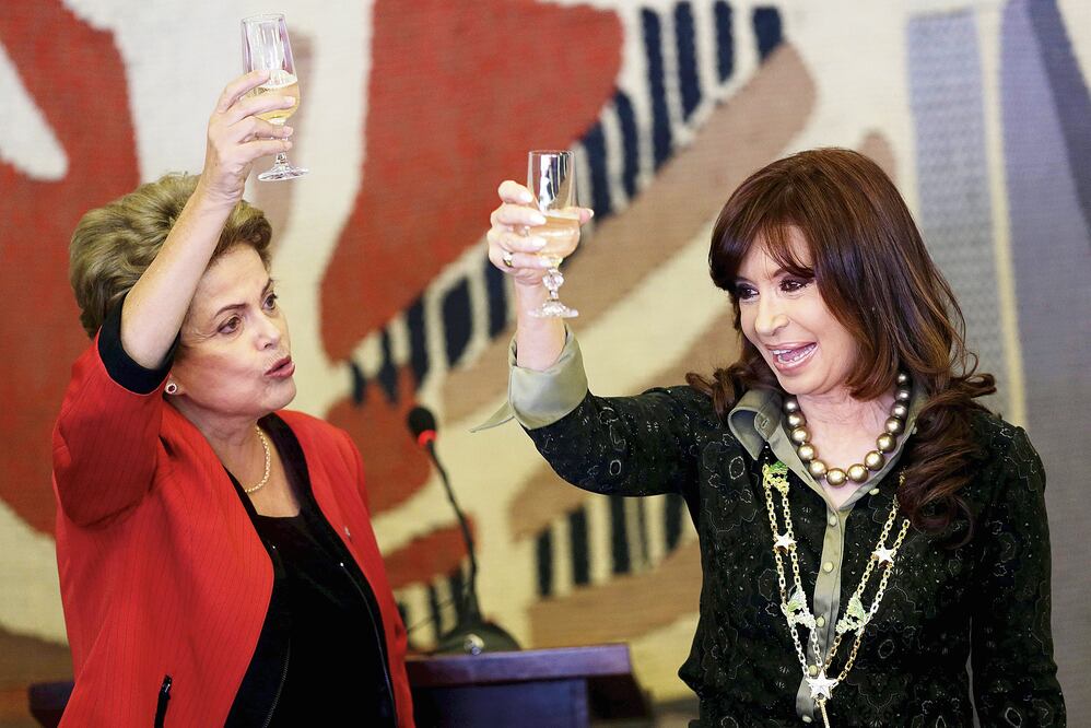 Dilma Rousseff brinda con Cristina Fernández, en la cumbre del Mercosur (UESLEI MARCELINO. REUTERS)
