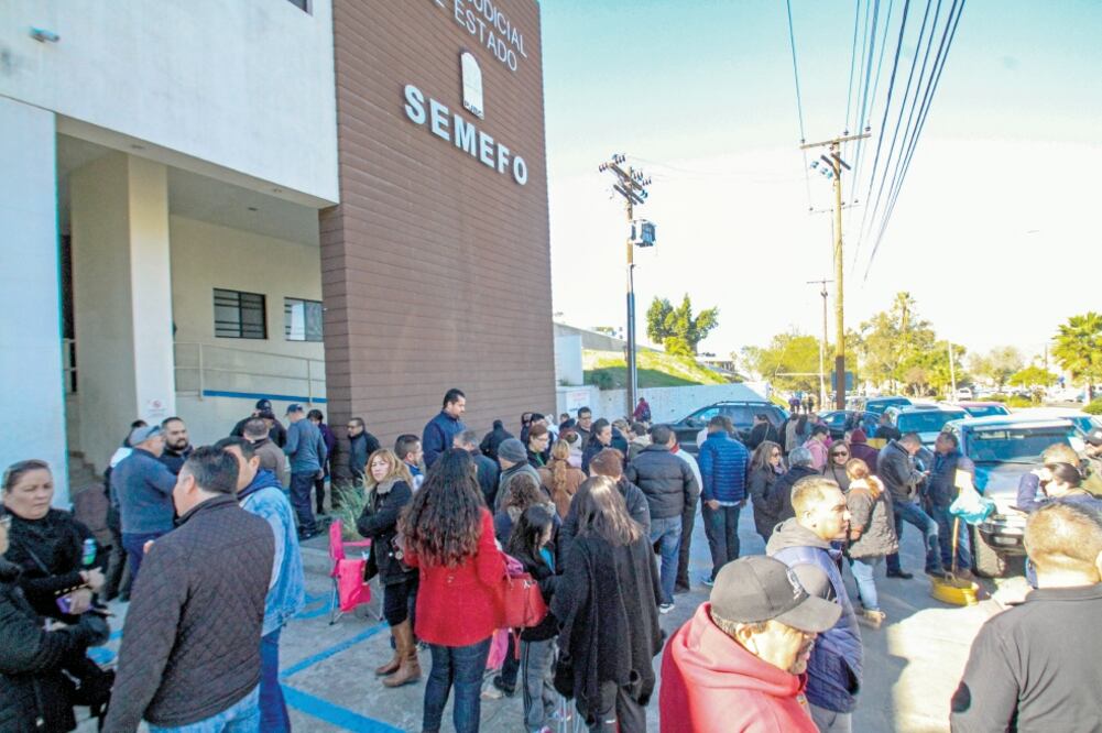 Trabajadores del Semefo de Tijuana se han manifestado contra la institución por la falta no sólo de equipo, sino también de pago. (ARCHIVO EL UNIVERSAL)