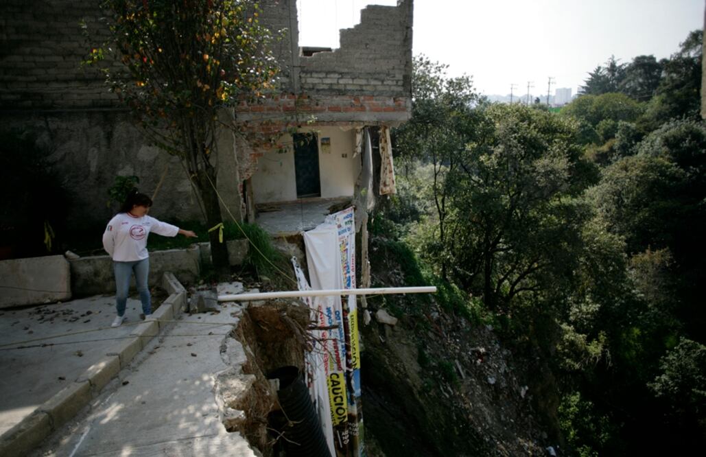 Mientras en una zona residencial de Santa Fe inició la reparación de un talud afectado por deslaves, habitantes de al menos ocho viviendas afectadas por derrumbes en la barranca de Santa Rita, delegación Cuajimalpa, llevan tres meses a la espera de una solución. 