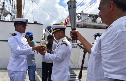 Regresa a México buque Cuauhtémoc con fuego olímpico