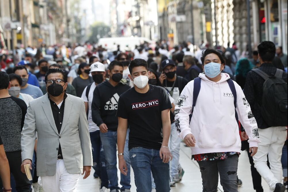 Personas de la Ciudad de México se protegen frente al Covid-19. Foto: Mario Guzmán/ EFE