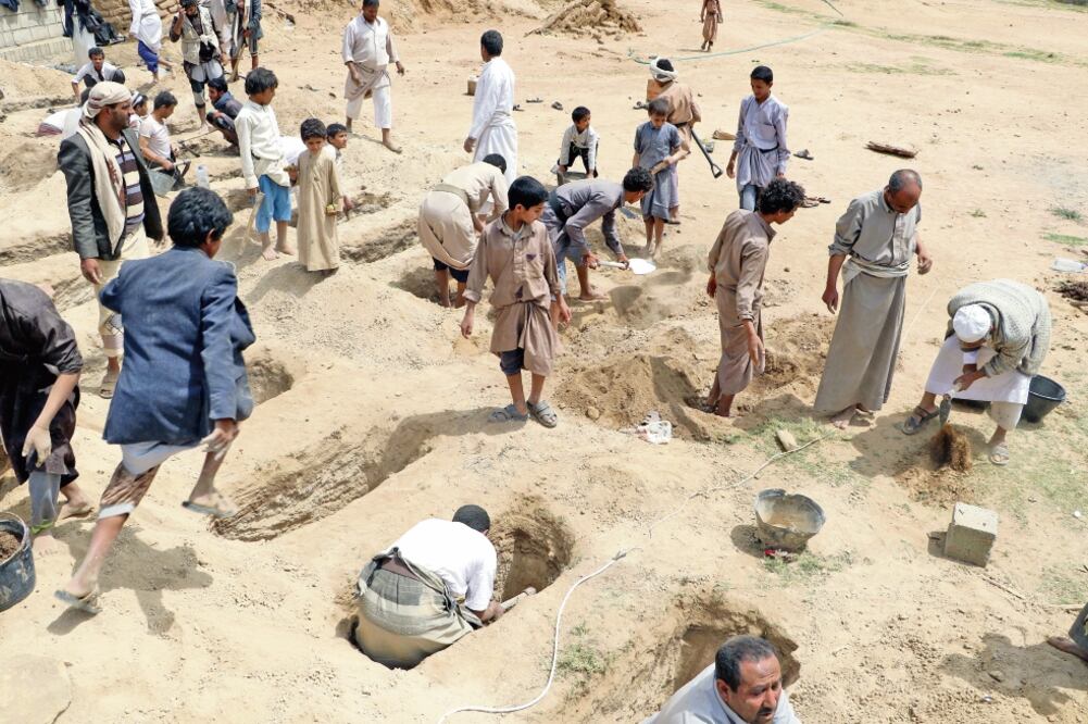 Varios hombres cavan tumbas para las víctimas del ataque aéreo perpetrado en Saada por la coalición liderada por Arabia Saudita, que causó al menos 50 muertos y 77 heridos, según los hutíes. Foto: EFE