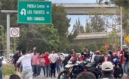 VIDEO: Aficionados de Chivas y Puebla se pelean previo al partido de repechaje
