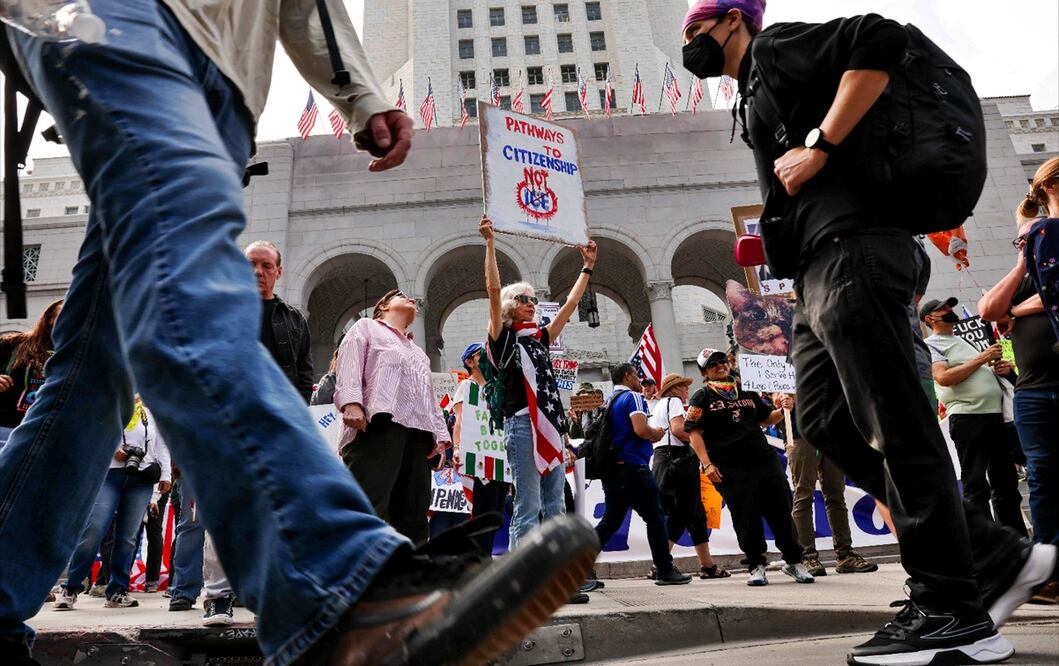 Manifestantes con pancartas contra las políticas migratorias de Trump se congregan, durante la jornada nacional de protestas "No Kings Day" en Los Ángeles, que ha sido foco de protestas contra las redadas migratorias, el 14 de junio de 2025. Foto: AFP/Archivo