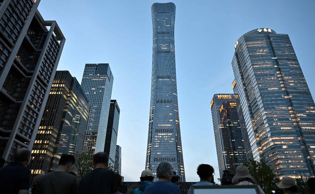 Una avioneta se estrelló en Beijing contra el edificio más alto de la capital china. Foto: AFP