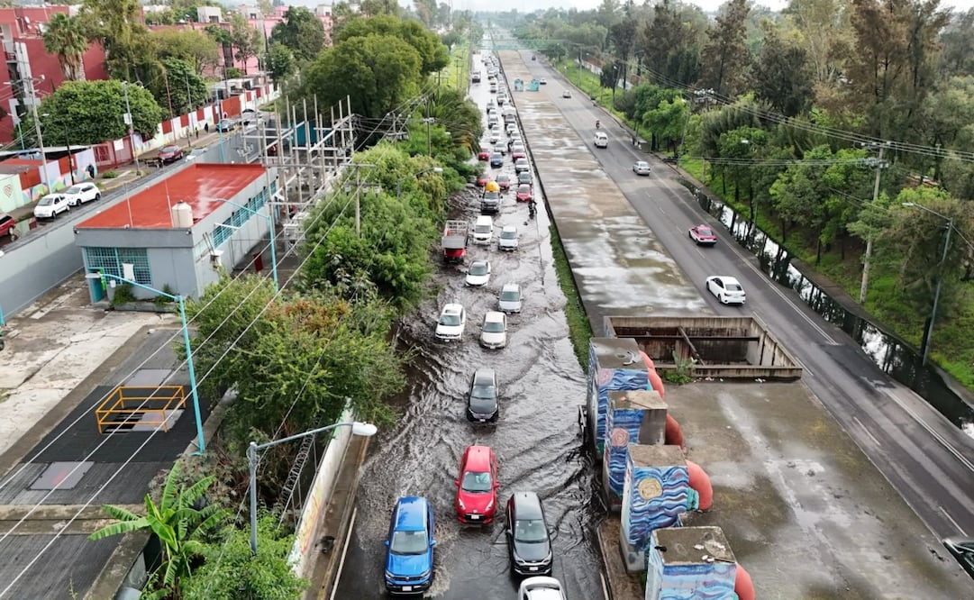 Lluvias en CDMX; encharcamiento en Gran Canal deja vehículos varados en Gustavo A. Madero. Foto: Especial