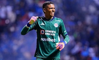 Kevin Mier reaparece con Cruz Azul; regresa a la titularidad, tras superar su lesión