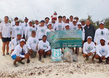 Voluntarios limpian las cinco islas del arrecife Alacranes en Yucatán