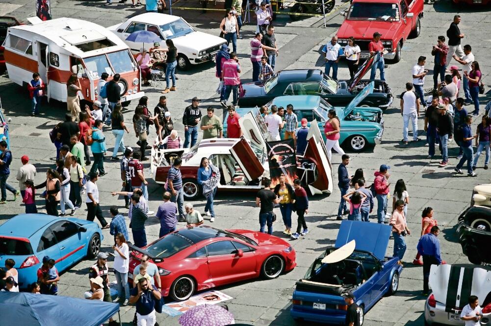Un total de 500 vehículos fueron exhibidos en el ‘Primer Gran Festival de Autos Deportivos y Clásicos’, realizado en el Zócalo de la Ciudad de México, a donde algunos capitalinos acudieron a celebrar el Día del Padre (IVÁN STEPHENS. EL UNIVERSAL)
