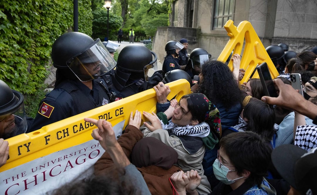 Los oficiales tomaron una barricada y la empujaron hacia los manifestantes, algunos de los cuales coreaban “¡Arriba, arriba con la liberación! ¡Abajo, abajo con la ocupación!”. Foto: AFP
