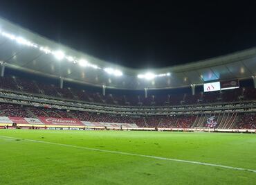 Hasta el Canelo prefiere otro estadio al de las Chivas
