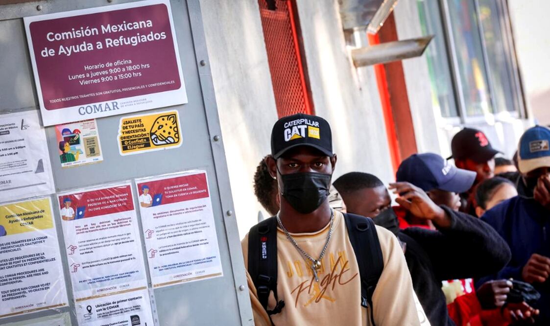 Migrantes reportan que tardan entre 3 y 4 horas para poder ingresar y hacer su petición de asilo en la sede de la Comar en Iztapalapa. Foto: Diego Simón Sánchez/EL UNIVERSAL