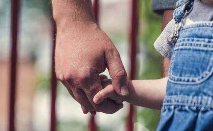 Funcionarios felicitan y celebran a los papás en su día 