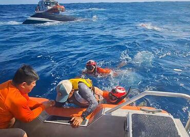 Marina rescata a 3 personas en embarcación “Don Max” que se hundía frente a la bahía de Acapulco