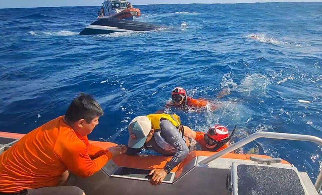 Las víctimas subieron a bordo de la embarcación tipo Defender, para trasladarlos al muelle de la Décima Segunda Región Naval. Foto: Semar