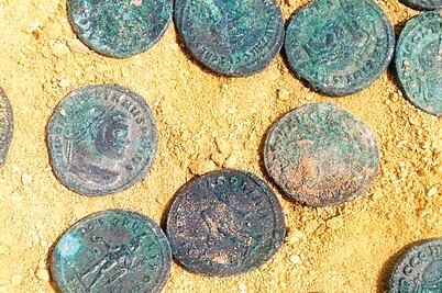 Encuentran monedas romanas en parque de España