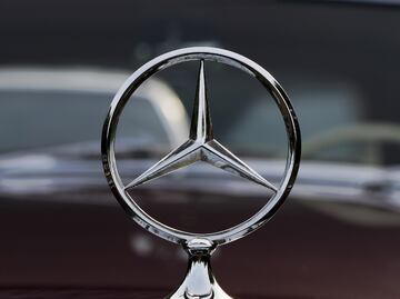 Mercedes robado hace 30 años fue hallado enterrado en un jardín