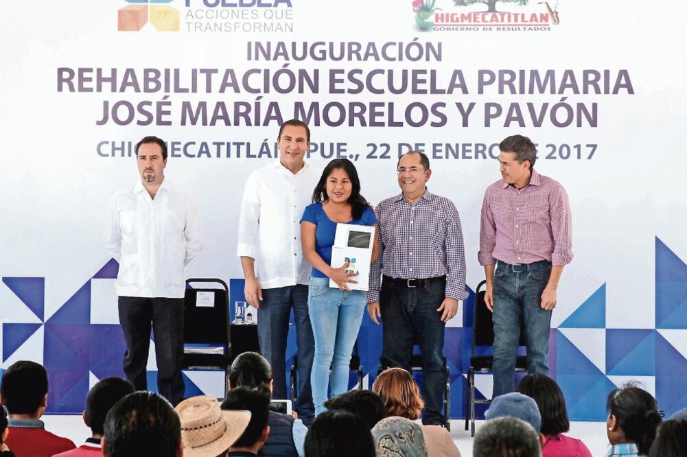 Rafael Moreno Valle puso en marcha la escuela más grande del municipio, en la que invirtió más de un millón 700 mil pesos (ARCHIVO. EL UNIVERSAL)