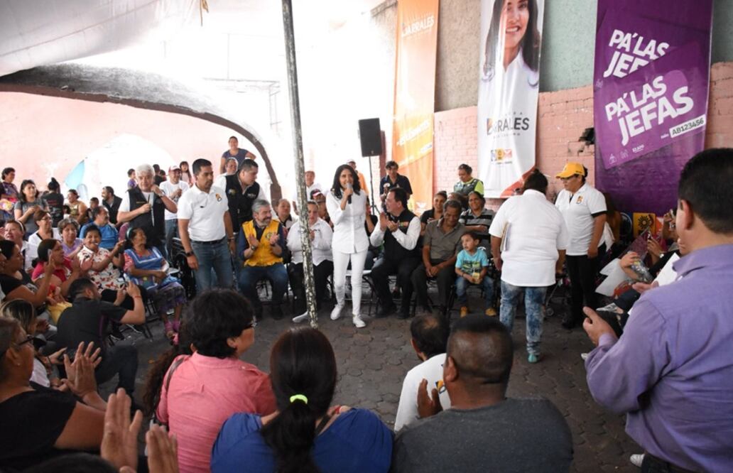 Promete Barrales apoyo a locatarios del mercado Hidalgo afectados por un incendio. Foto: Especial