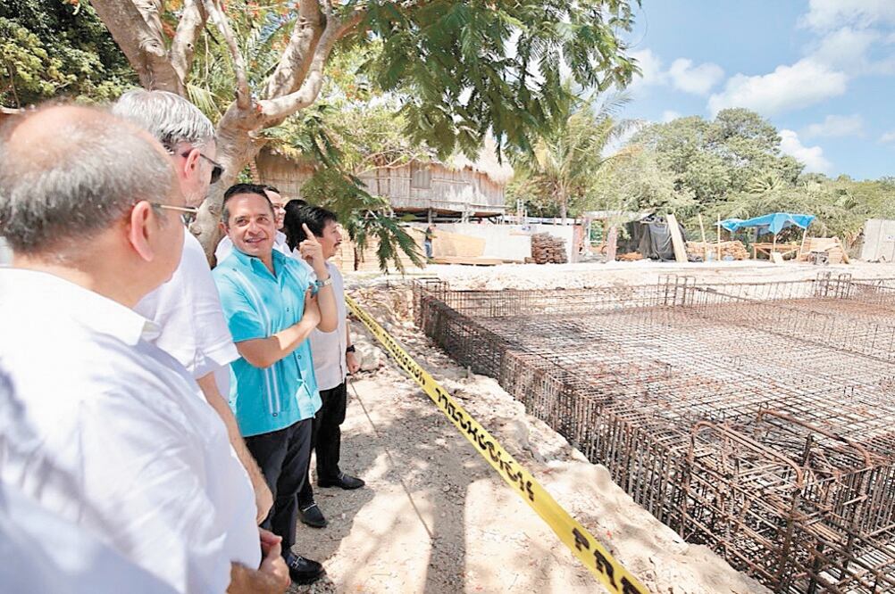 El mandatario Carlos Joaquín González asistió al arranque de la construcción del hotel Misión Tulum; dijo que el cambio económico permitirá proporcionar servicios a una población que crece de manera acelerada. Foto: Archivo/EL UNIVERSAL
