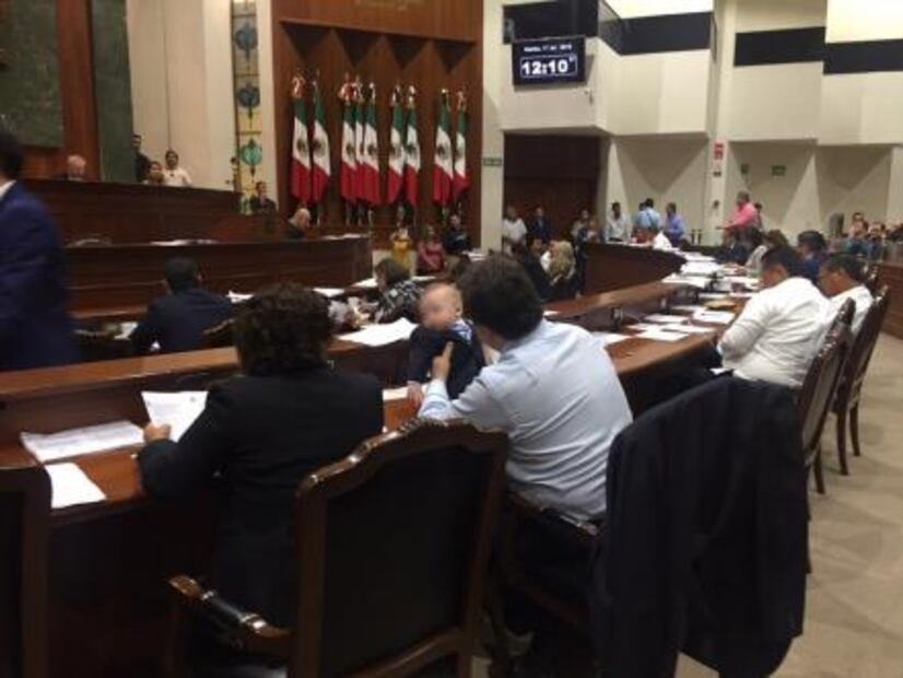 Diputado de Sinaloa asiste a sesión con su hijo en brazos