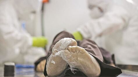 Embalsamadores extreman equipo de protección