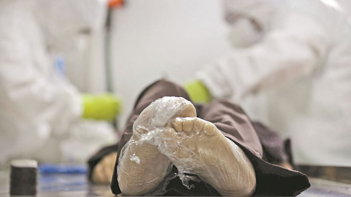 Los restos de las personas infectadas con coronavirus, además de desinfectarse, son emplayados para evitar contagios. Fotografías: ADRIÁN SANTIAGO