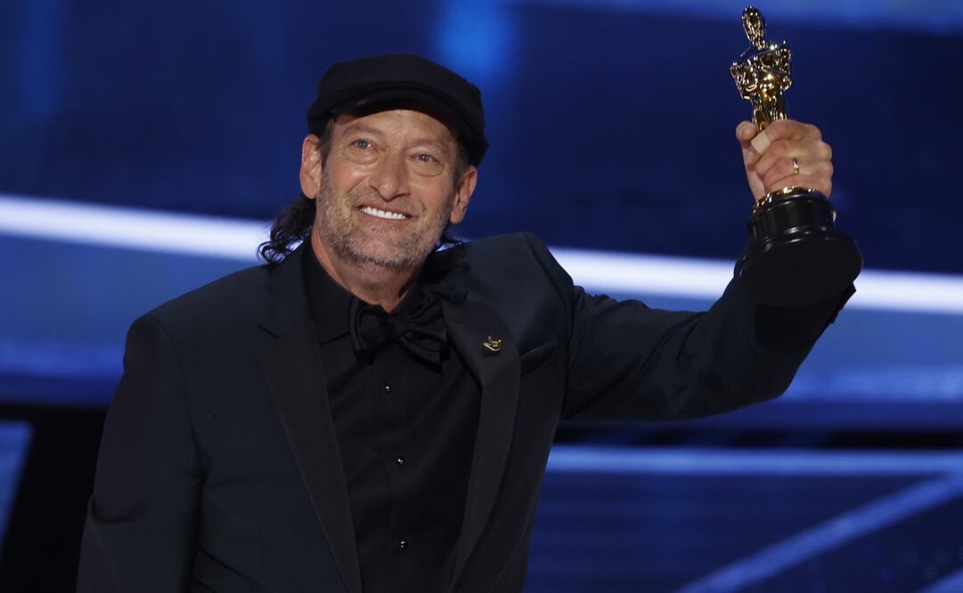 El actor estadounidense Troy Kotsur reacciona tras ganar el Oscar a Mejor Actor de Reparto por 'CODA'

Foto: EFE