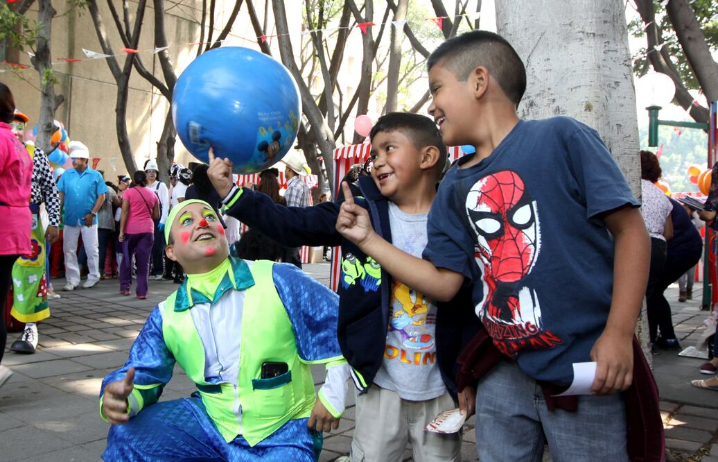 Los pequeños gozaron con las dinámicas y juegos organizados por payasos. /Especial - IMSS