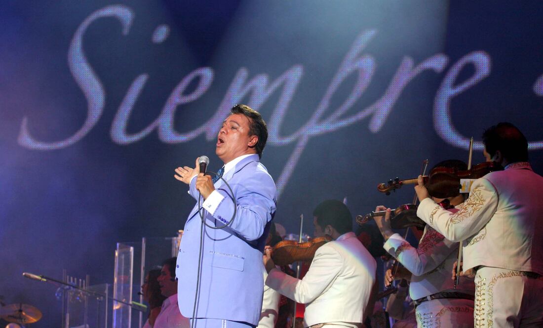 Juan Gabriel, cuyo nombre era Alberto Aguilera Valadez, quien la noche del viernes pasado se presentó en Los Ángeles, se encontraba acompañado del personal que trabaja con él en sus giras (Archivo)