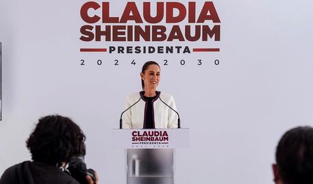 Volatilidad del peso frente al dólar es algo transitorio: Sheinbaum; “economía está muy sólida”, asegura