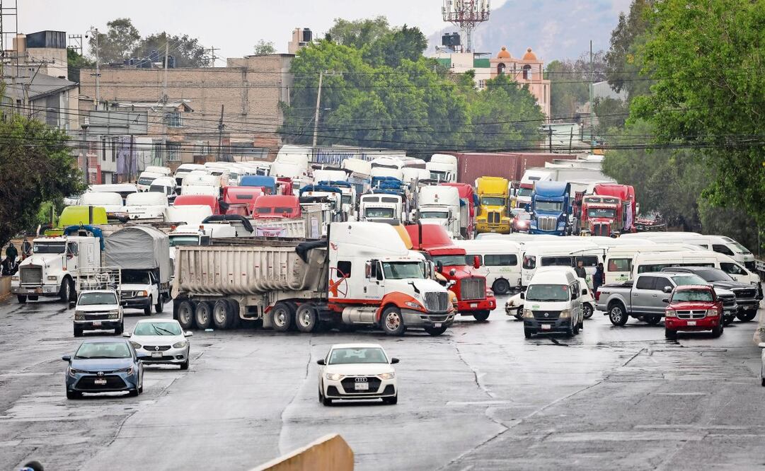 Tráileres bloquearon la salida de la autopista México-Pachuca, a la altura de El Vigilante. En el sitio sólo se dejó abierto el paso en un carril. (20/02/2025) Foto: Luis Camacho | El Universal
