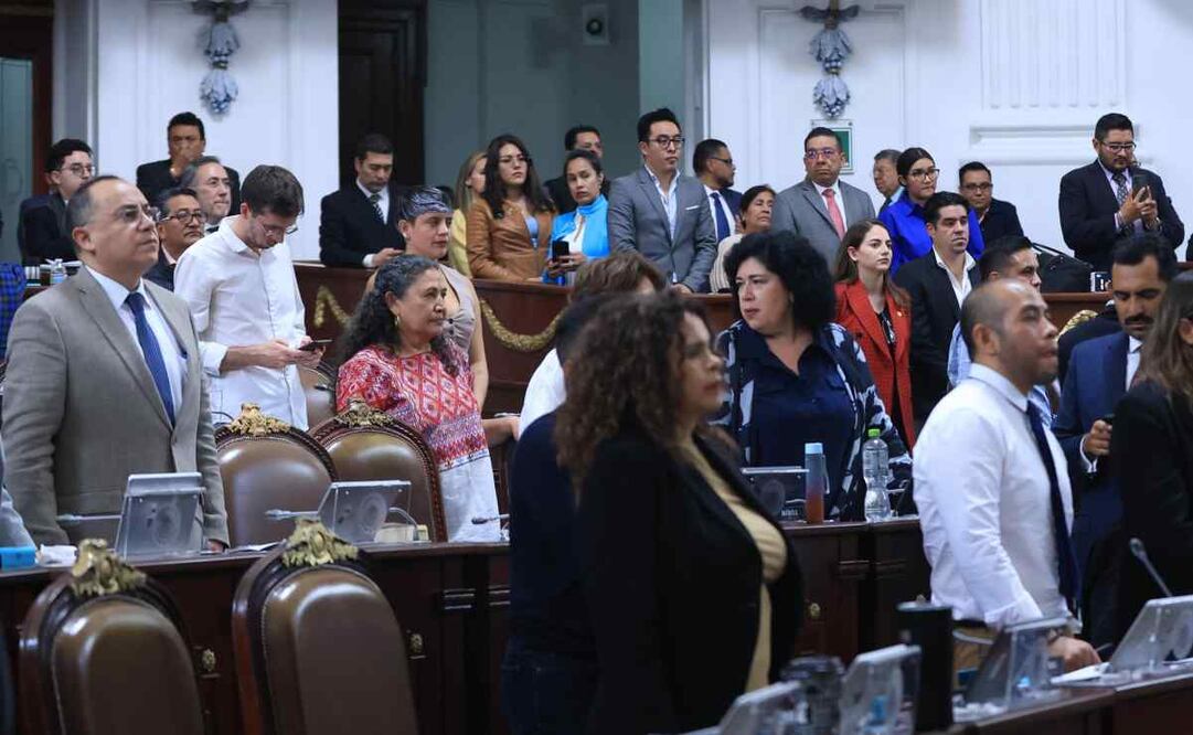 Durante el transcurso de la sesión, los abrazos y los buenos deseos no se hicieron esperar, además, se aprobó el último dictamen del periodo extraordinario. Foto: Fernanda Rojas/EL UNIVERSAL