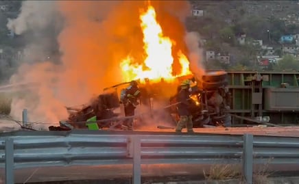 Se incendia tractocamión tras choque en la autopista Siglo XXI; el conductor sobrevivió