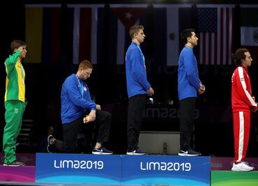 Estadounidense gana medalla de oro y se arrodilla durante premiación