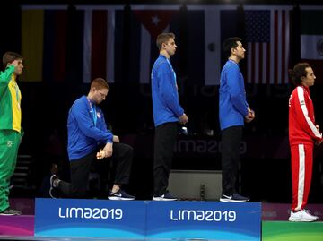 Estadounidense gana medalla de oro y se arrodilla durante premiación