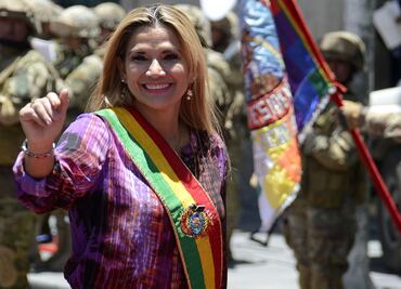 Presidenta proclamada de Bolivia pide entregar a cinco exministros asilados en México