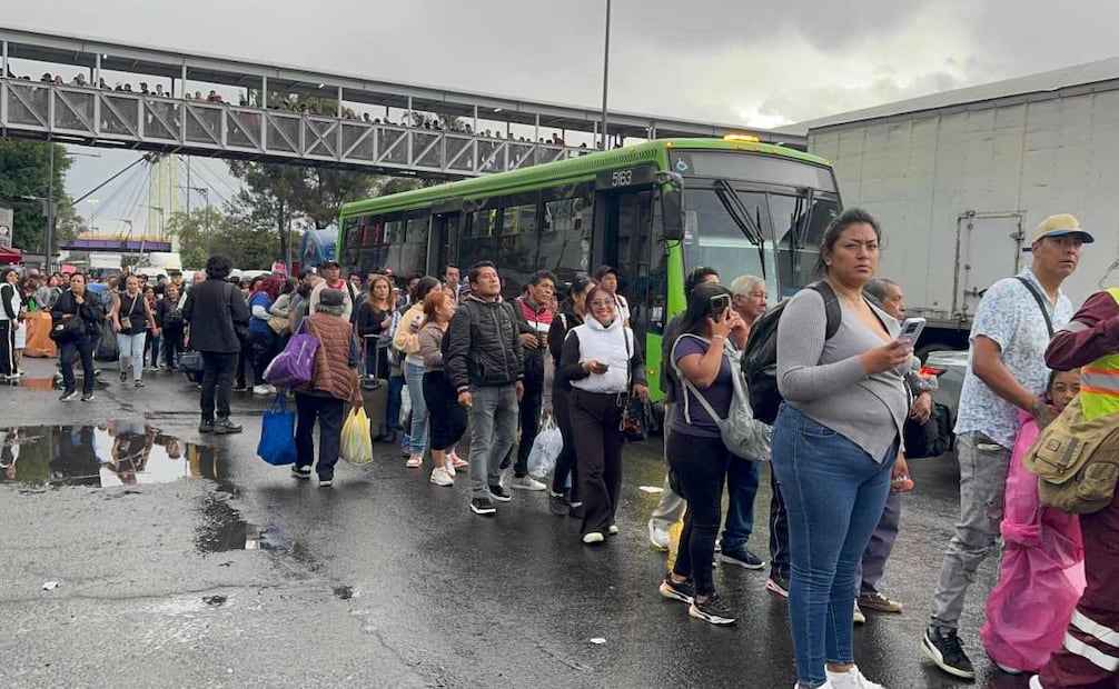 Fuertes lluvias dejan afectaciones en la CDMX; cablebús y metro modifican su servicio.
Foto: Valente Rosas/El Universal