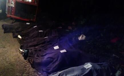 Mueren 16 personas al volcar camioneta en Puebla