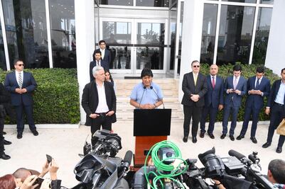 Mientras tenga vida haré política, dice Evo Morales al llegar a México