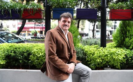 Enrique Serna gana el Premio Villaurrutia por su novela “El vendedor de silencio”