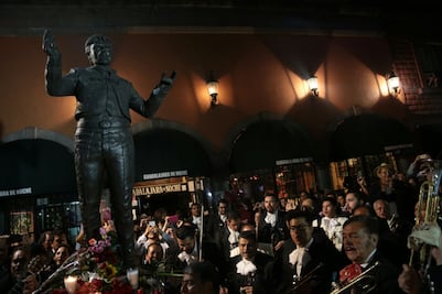 Mariachis rinden homenaje a Juan Gabriel en Garibaldi 
