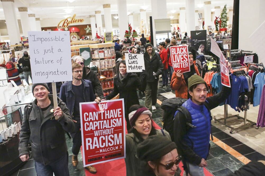 Manifestantes ingresaron ayer a una tienda Macy’s en Seattle, Washington, para protestar por las muertes de afroestadounidenses a manos de la policía (DAVID RYDER. REUTERS)