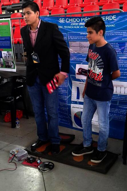 Uriel Viñas y Arturo Pimentel en la exposición de ciencia en Veracruz en mayo de 2016, después de ganar el pase a la competencia nacional (ARTURO PIMENTEL)