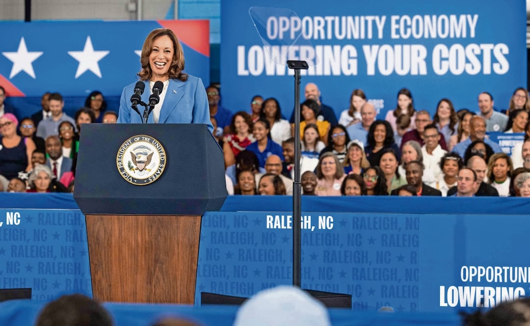La vicepresidenta Kamala Harris, nominada presidencial demócrata, al abordar su plataforma económica, incluida la mejora del costo de vida para todos los estadounidenses, en Raleigh, Carolina del Norte, el viernes pasado. Foto: Grant Baldwin | AFP