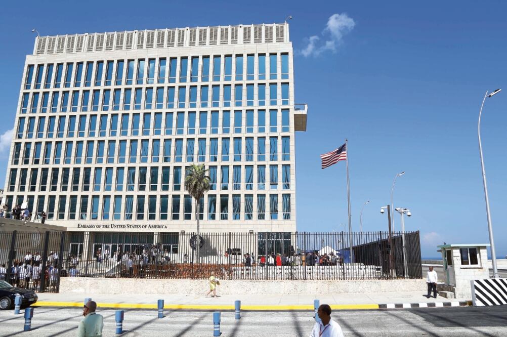 Imagen del edificio de la embajada de Estados Unidos en Cuba tomada en 2015, año en el que volvió a ondear la bandera estadounidense en La Habana tras 50 años de ruptura de relaciones diplomáticas entre ambos países (AP)