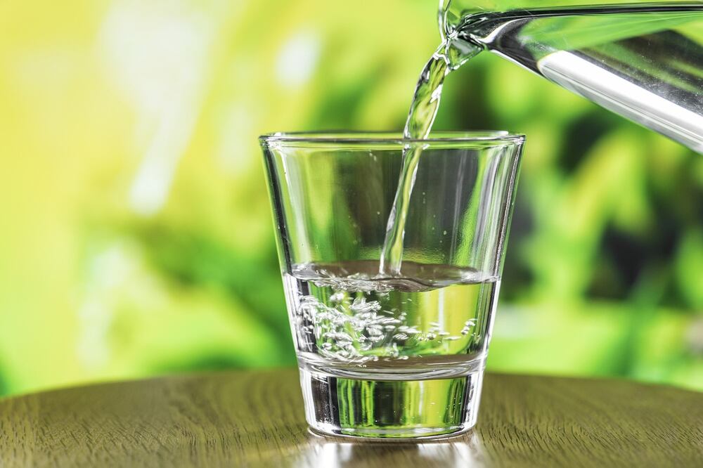 Beber agua simple ayuda al buen funcionamiento de los órganos e hidrata la piel (Crédito: Pixabay)