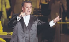 Autógrafo de Juan Gabriel se vende en dólares